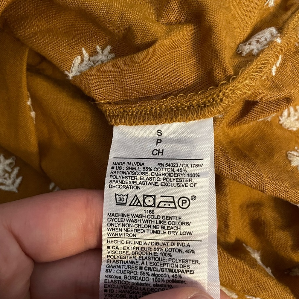 *New* Old Navy Embroidered Top Size S - Picture 5 of 5